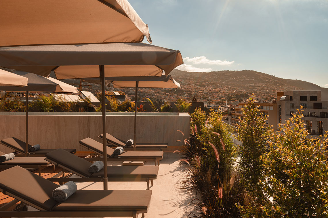 Rooftop pool with lounge chairs and city views, perfect for Moon & Sun: Corpo.