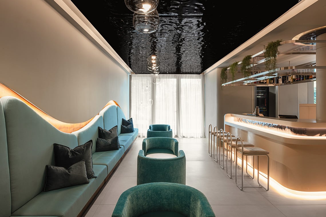 Modern hotel lounge and bar area Moon & Sun: Corpo with plush seating and contemporary lighting.