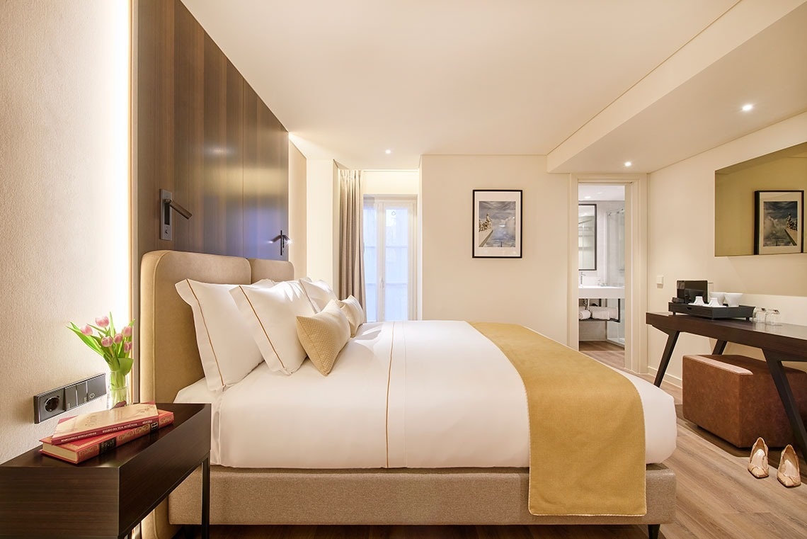 um quarto de hotel com uma cama e uma mesa