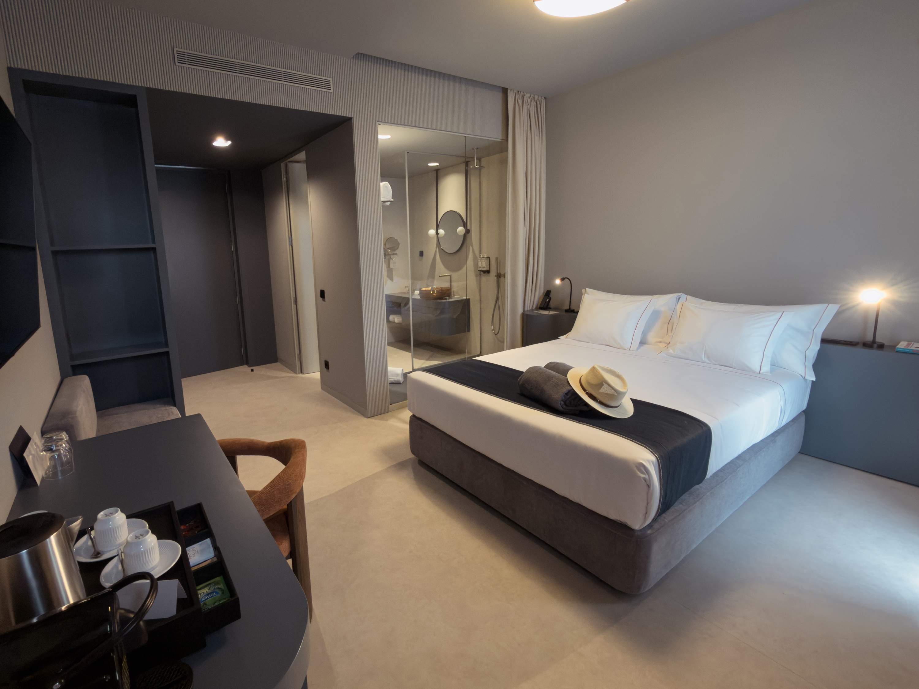 Habitación Moon & Sun: cama King, baño de cristal y comodidades.