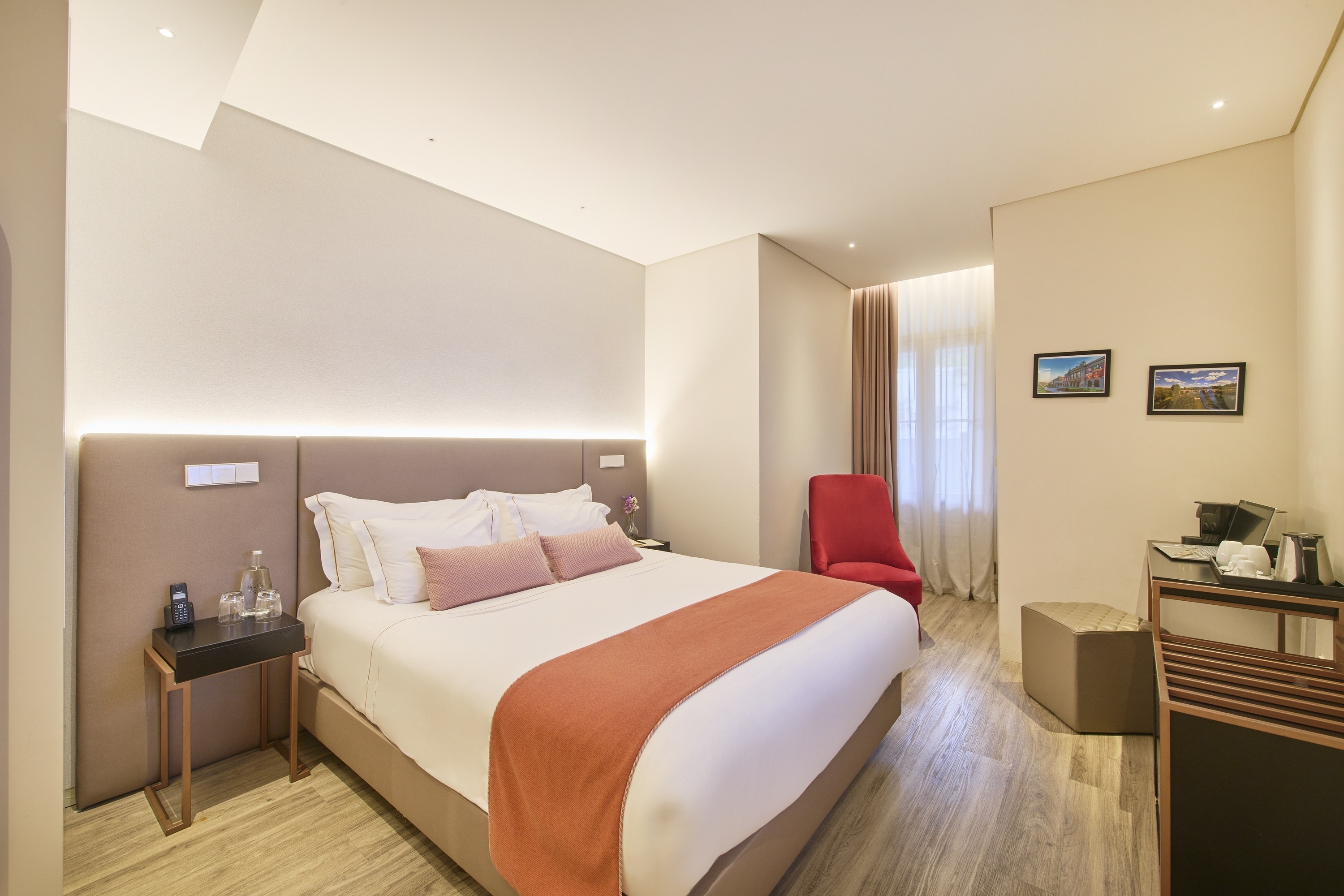 una habitación de hotel con una cama y una silla roja