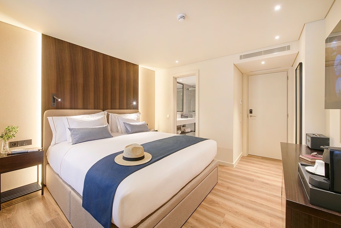 um quarto de hotel com uma cama king size