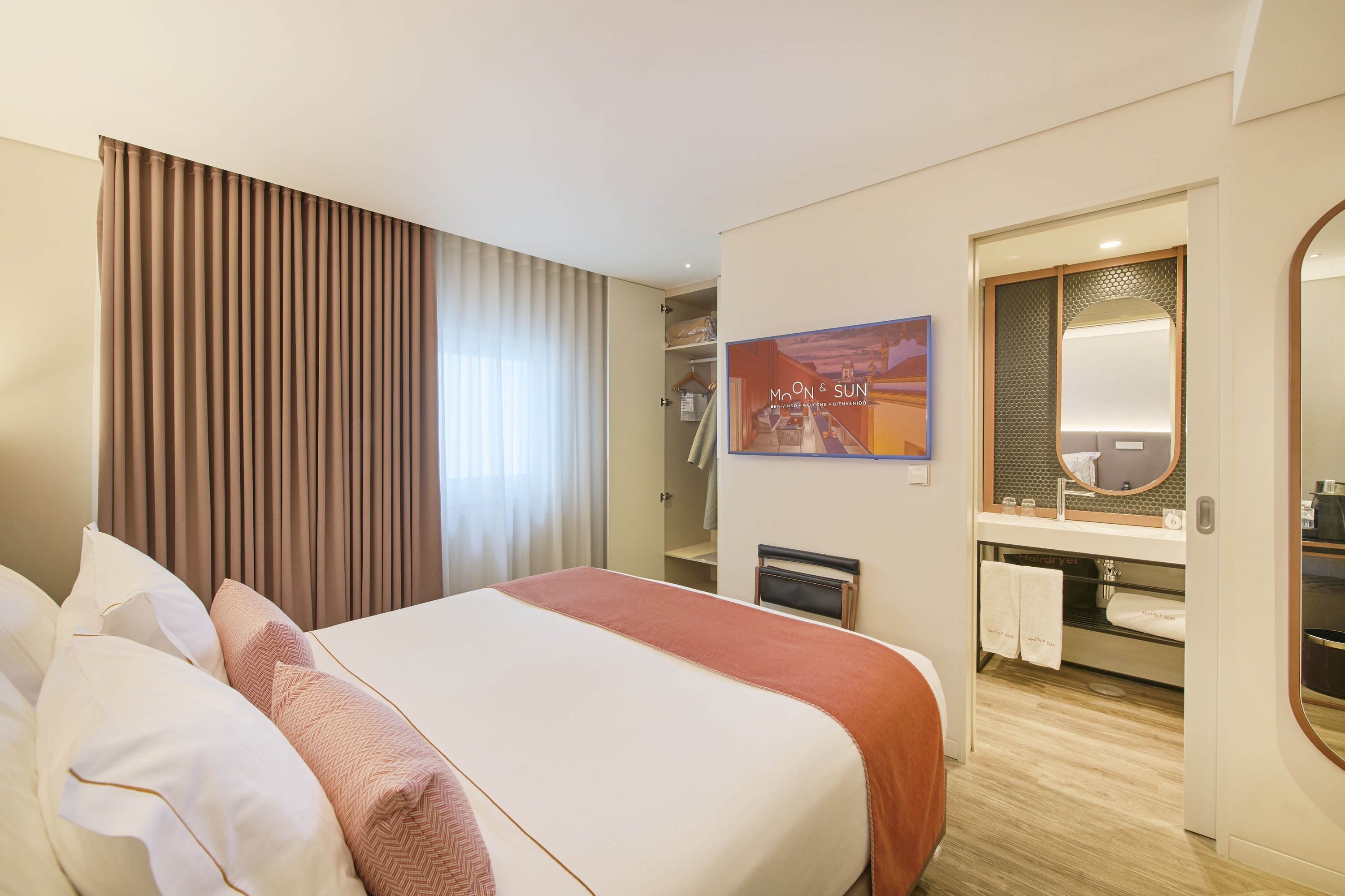 una habitación de hotel con una cama y una televisión que dice miami sun