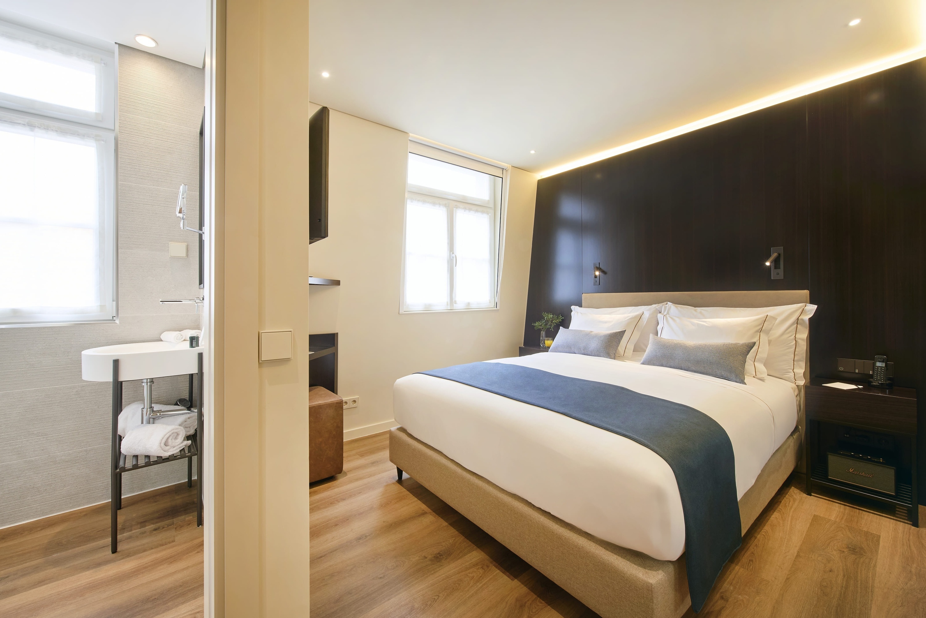 una habitación con dos camas y una pared de madera