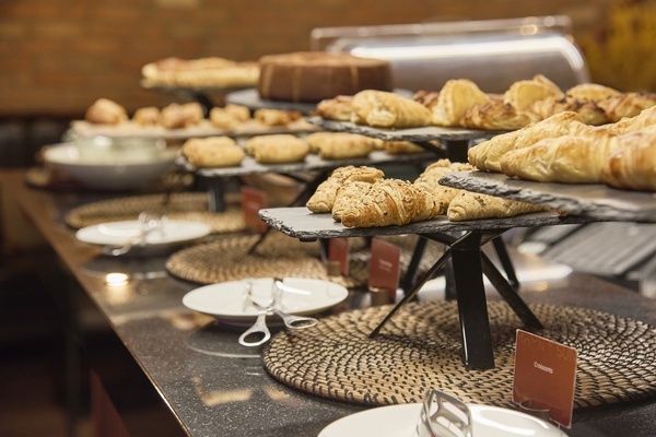 uma mesa cheia de croissants e outros doces