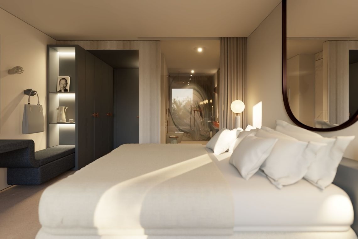 um quarto de hotel com uma cama king size e uma cadeira vermelha