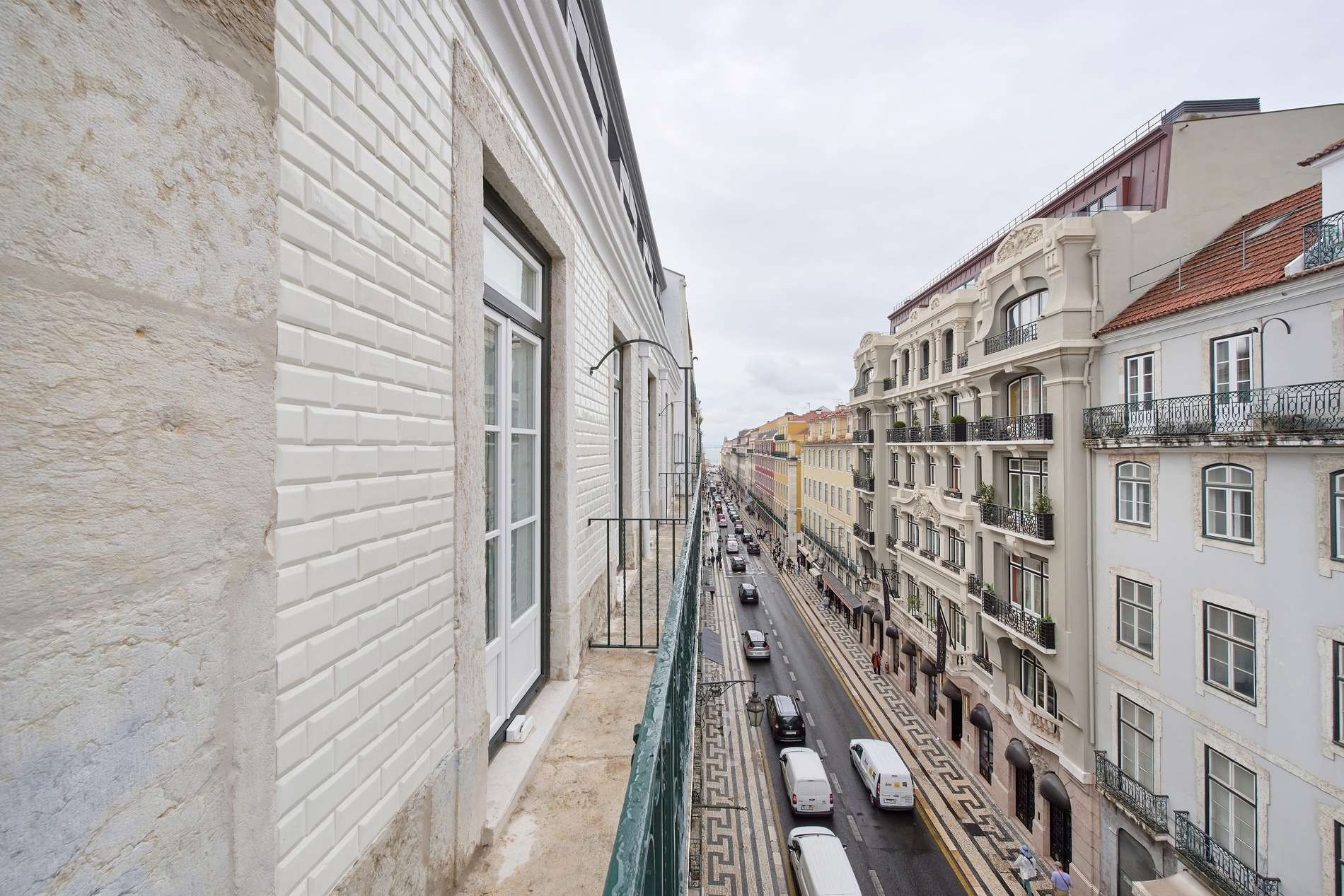 una habitación de hotel con una cama y una silla