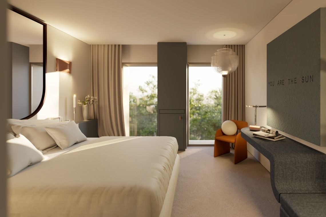 um quarto com uma cama king size e uma janela