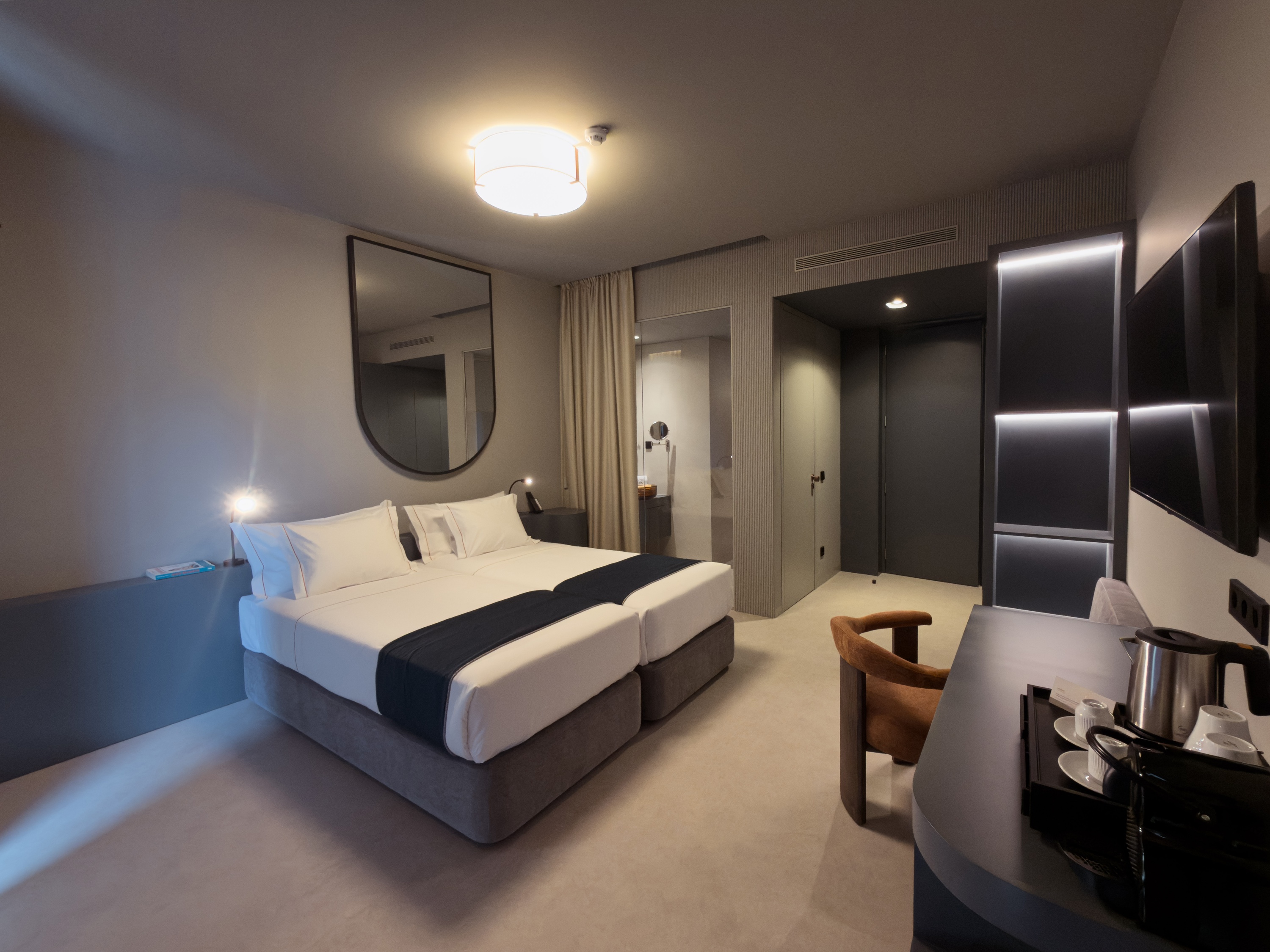 um quarto de hotel com uma cama king size e uma cadeira vermelha