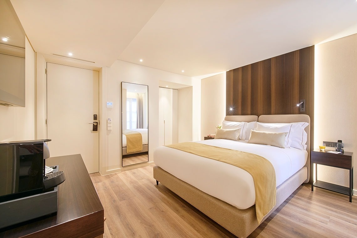um quarto de hotel com uma cama king size