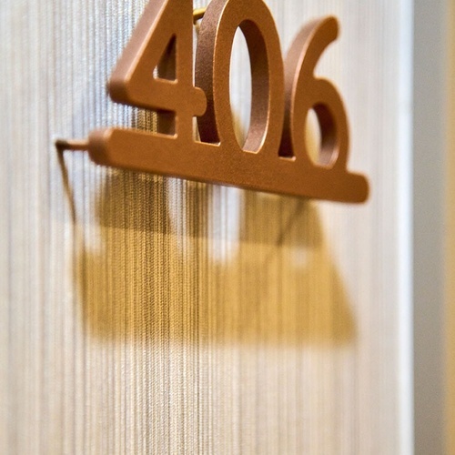 el número 406 está en la pared de un hotel