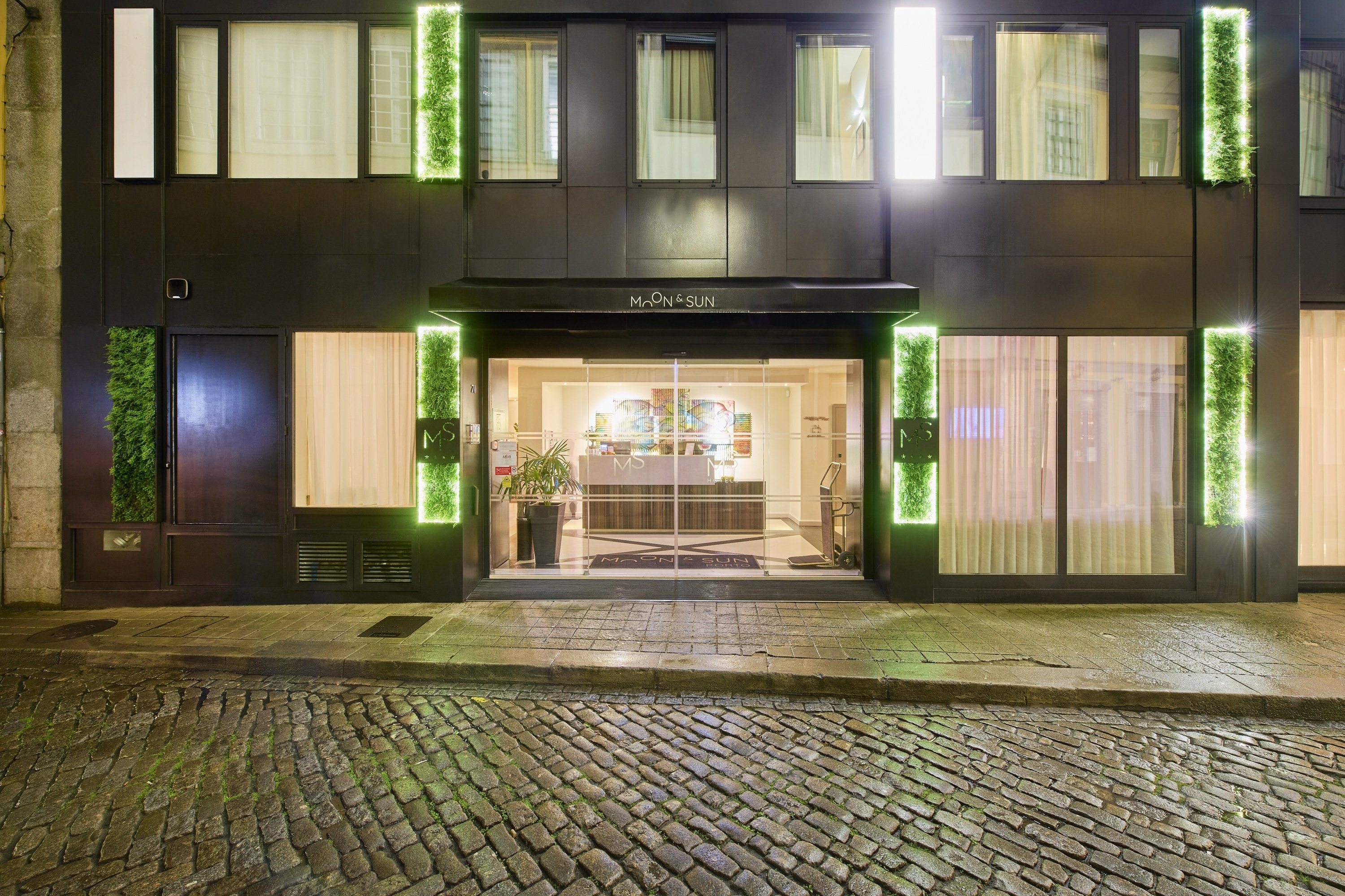una puerta de vidrio que conduce a la entrada de un hotel