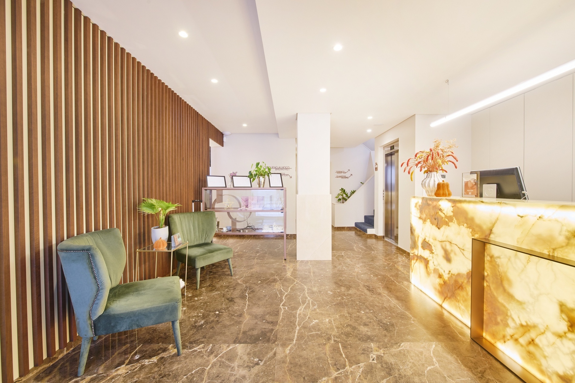 a recepção de um hotel com cadeiras e mesas