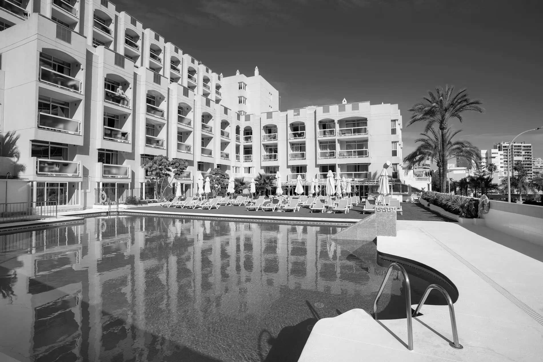 Aguamarina: piscina y hotel en blanco y negro=s1900