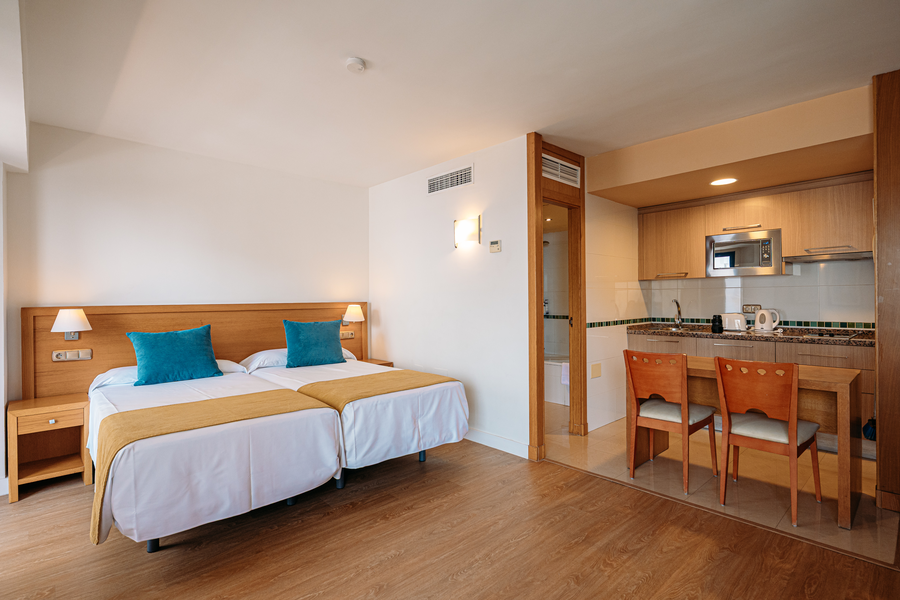 Habitación con dos camas, kitchenette y zona de comedor. MS hoteles: Puerto Marina.
