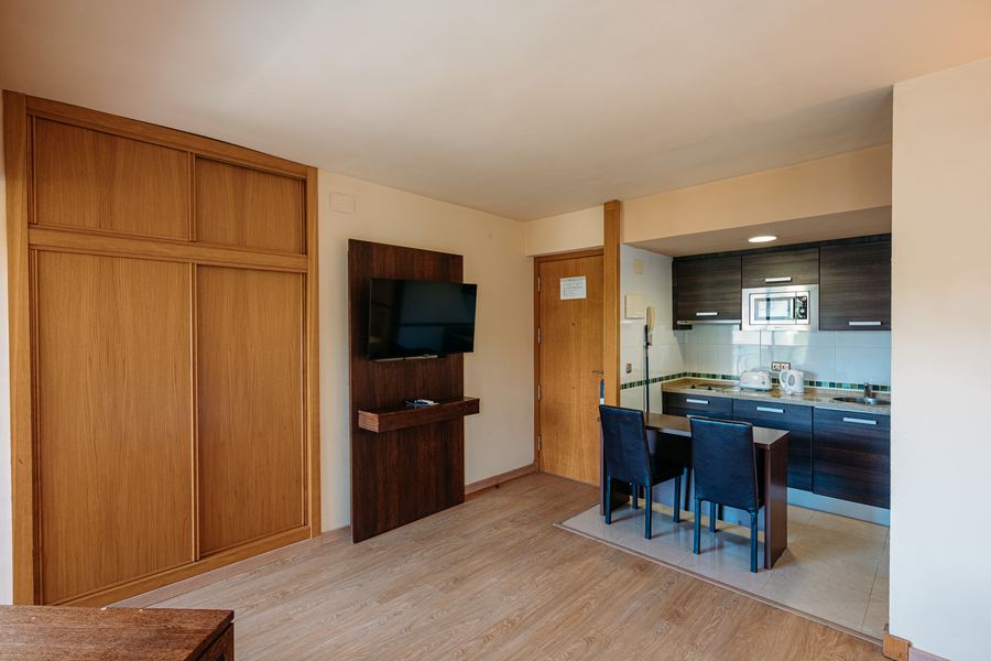Amplia suite con cocina y TV. La MS hoteles: Puerto Marina ideal para tu estancia.