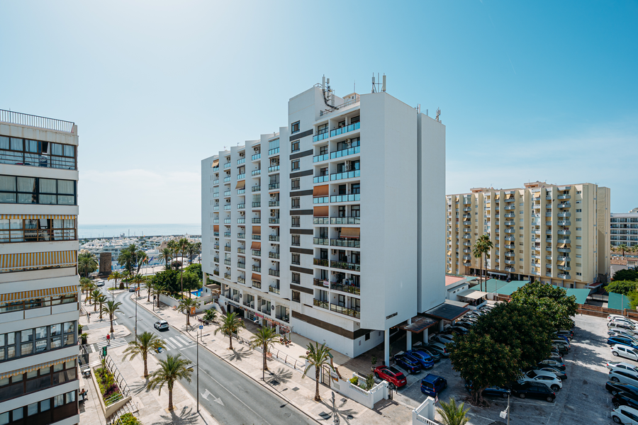 Edificio de apartamentos modernos con balcones y vistas al mar MS hoteles: Puerto Marina.