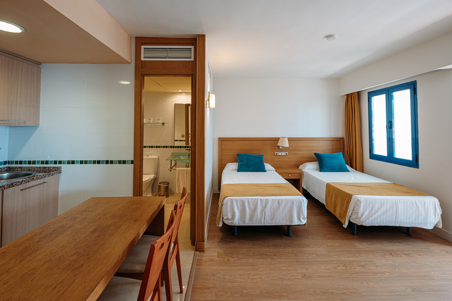 Habitación doble con dos camas, baño y cocina, ideal para tu MS hoteles: Puerto Marina.