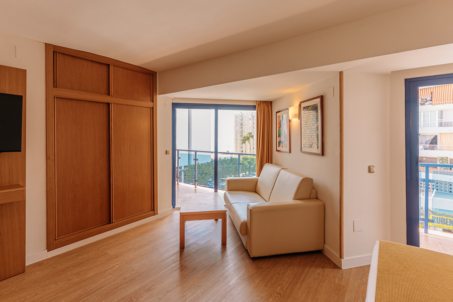 Sala de estar deMS hoteles: Puerto Marina con sofá y vistas al mar y balcón, ideal para vacaciones.