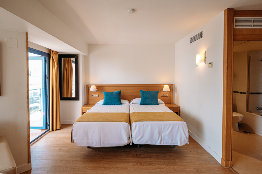Habitación doble con dos camas en hotel, perfecta para tu MS hoteles: Puerto Marina.
