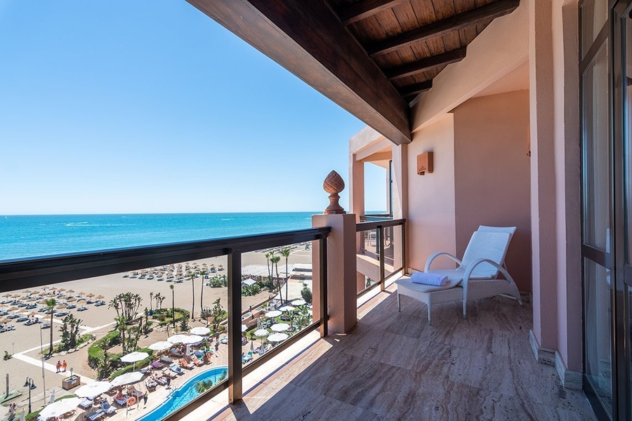 un balcón con vistas al océano y una silla
