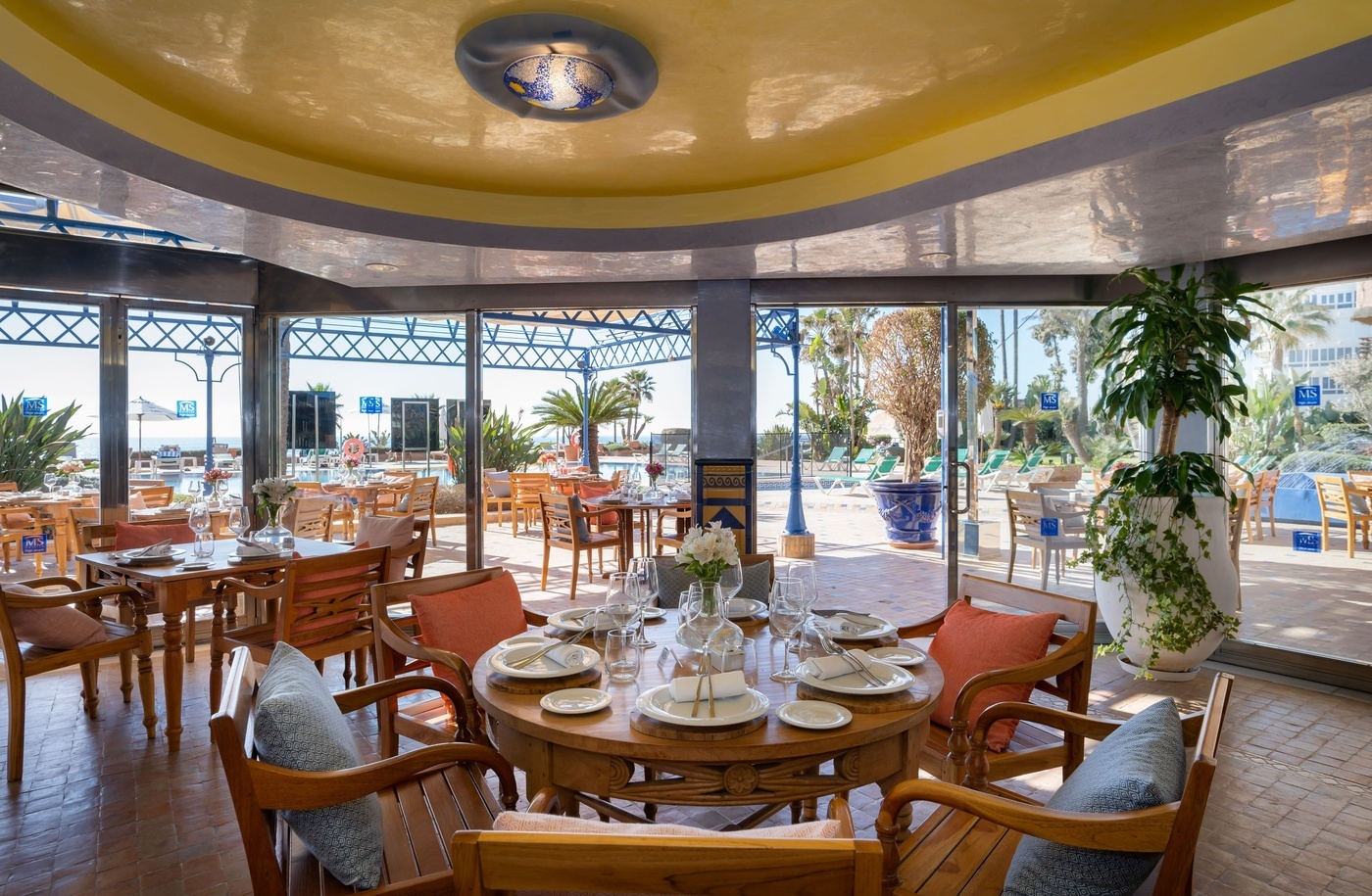 un restaurante con mesas y sillas y una puerta que da al patio
