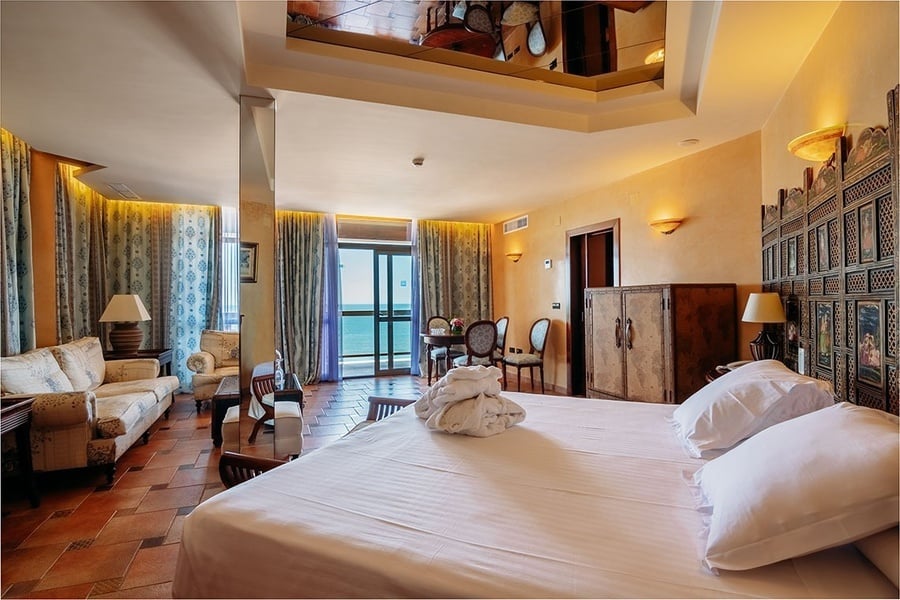 una habitación de hotel con una cama y un sofá