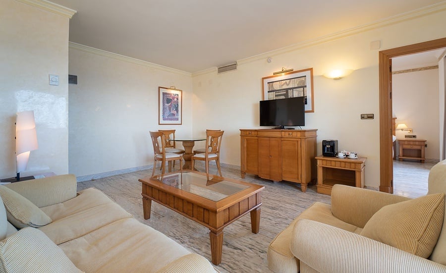 una sala de estar con un sofá y una televisión