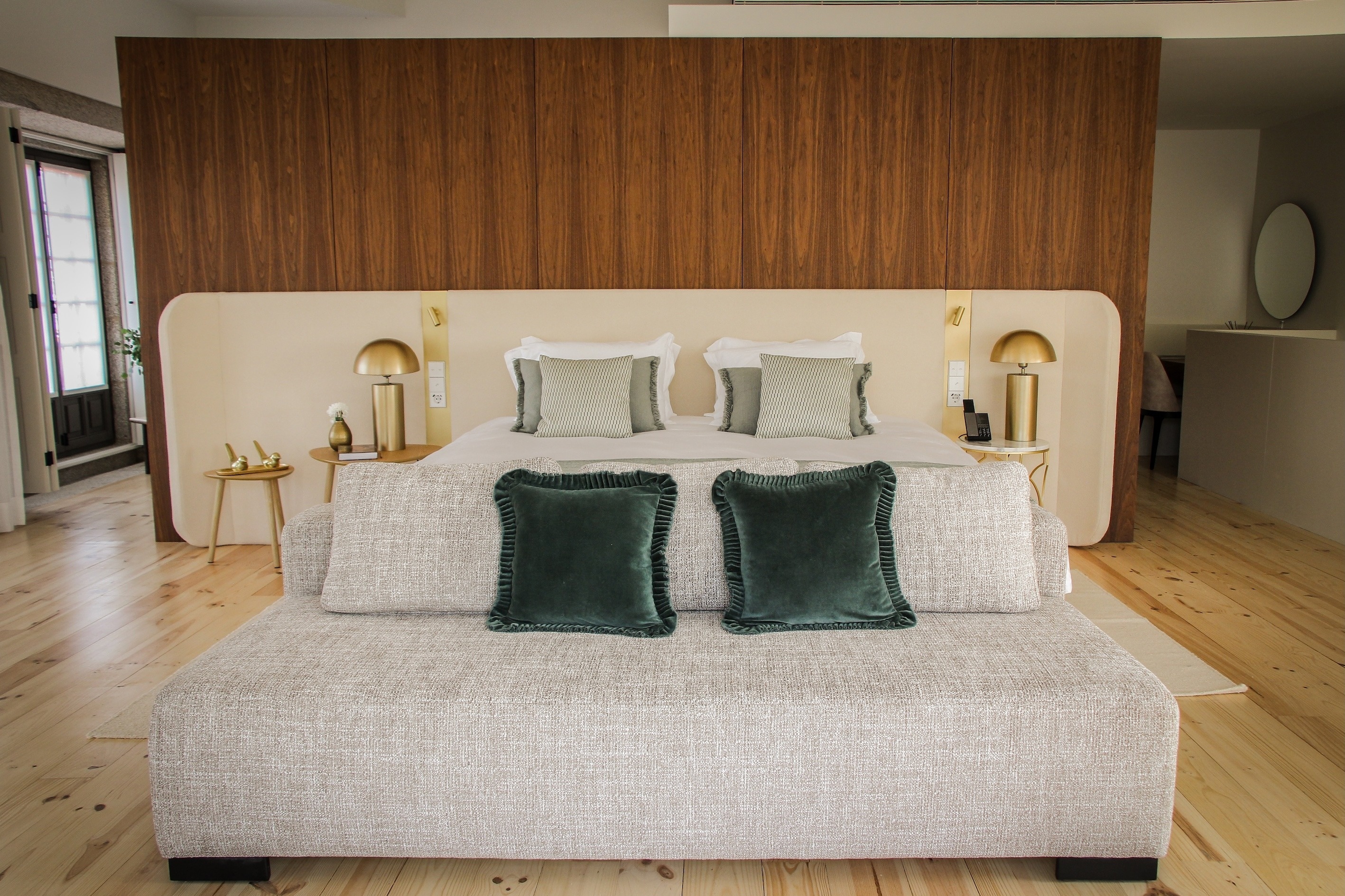 una habitación con una cama con dosel y una pintura en la pared