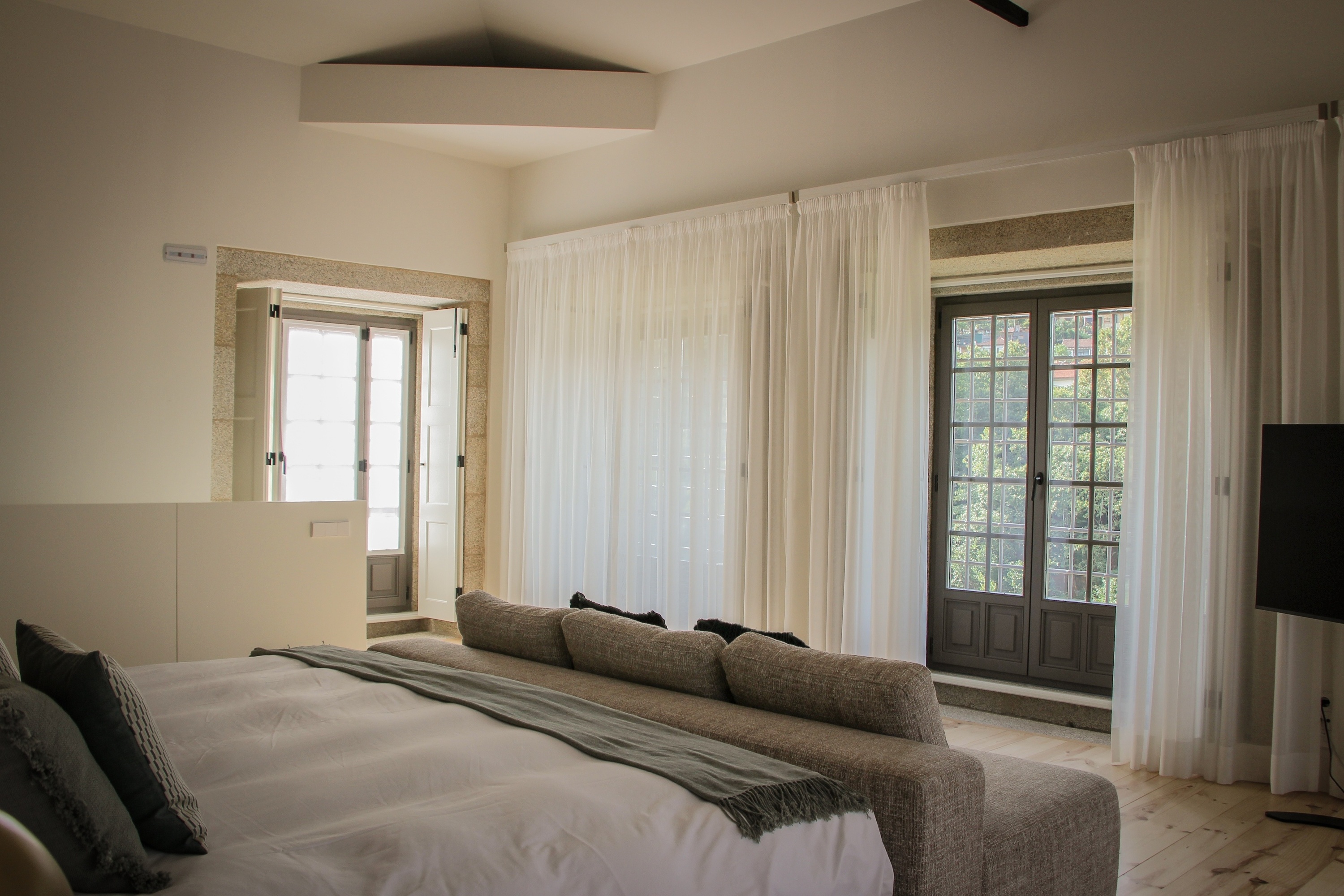 um quarto com uma cama de dossel e uma pintura na parede