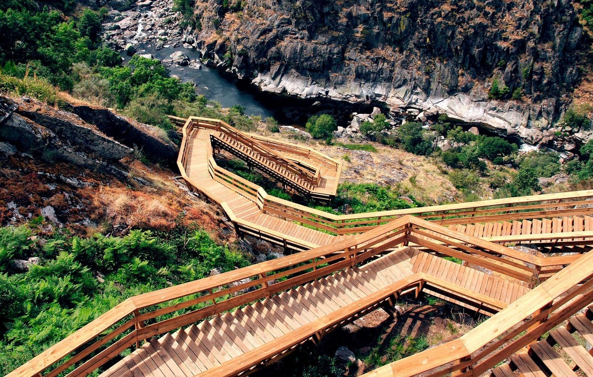 un puente de madera que conduce a un río