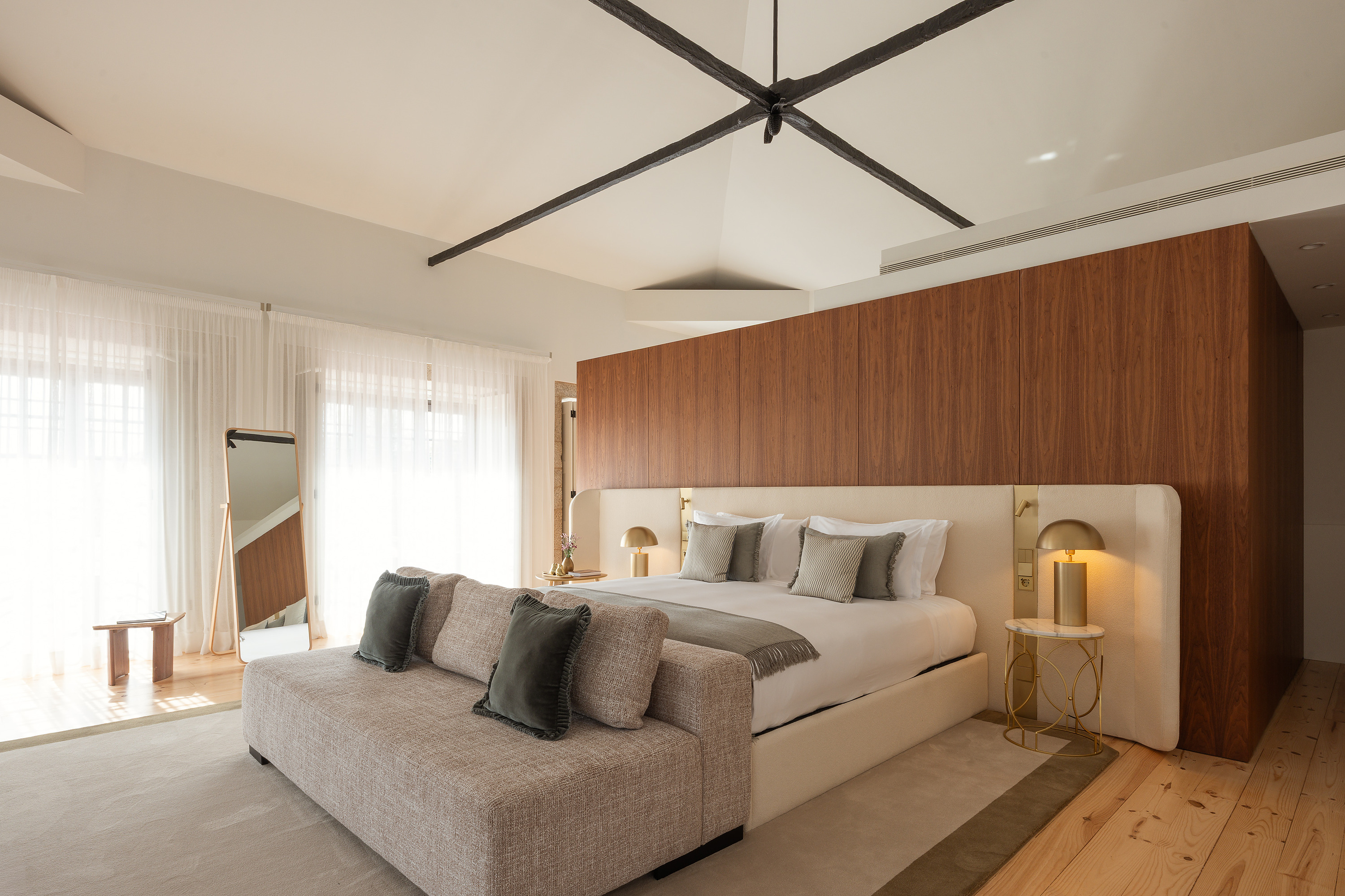 Sofá elegante e cama com dossel, MS collection: corpo, perfeito para uma estadia luxuosa.