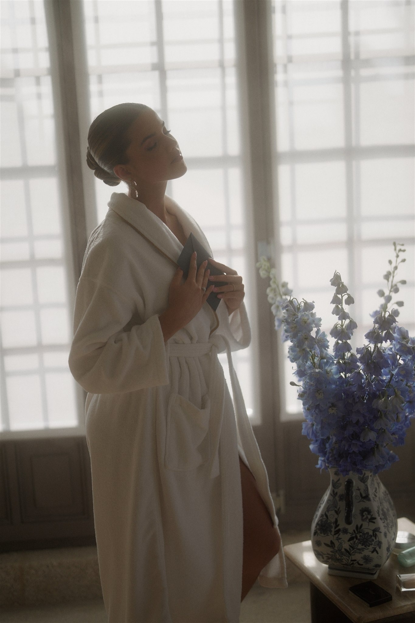 uma mulher está massageando o rosto de um homem em um spa