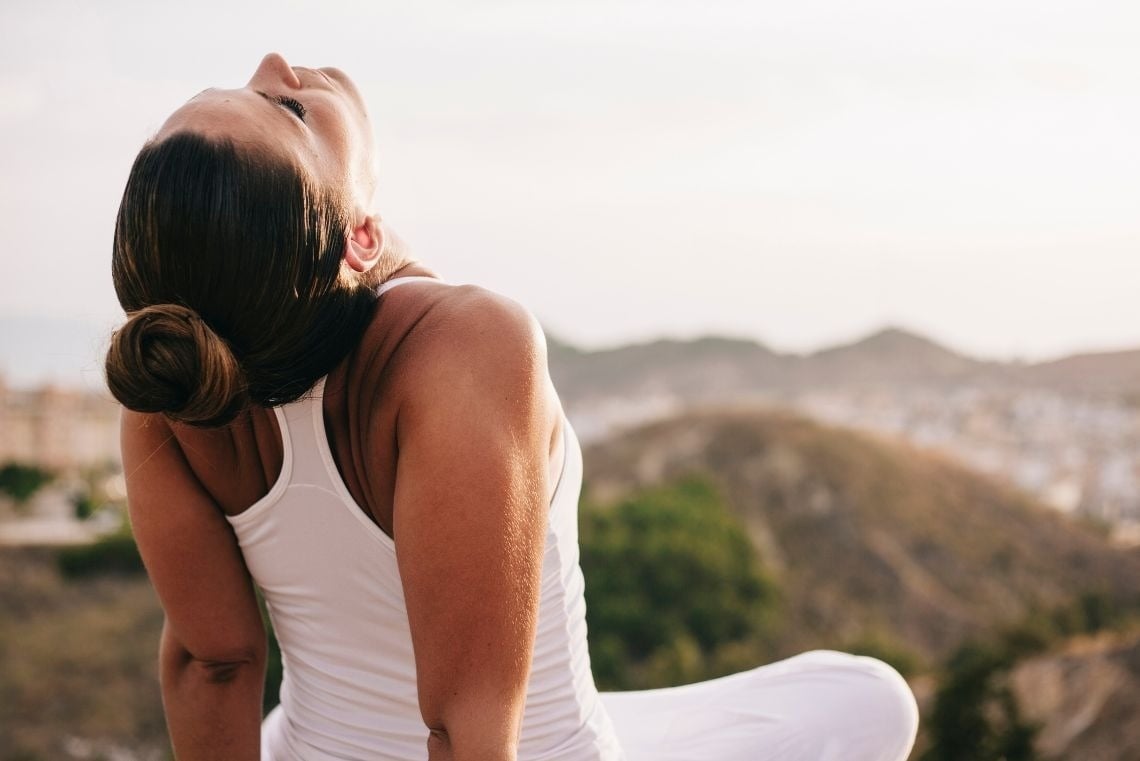 una mujer corre en una cinta de correr hecha por jhfitness