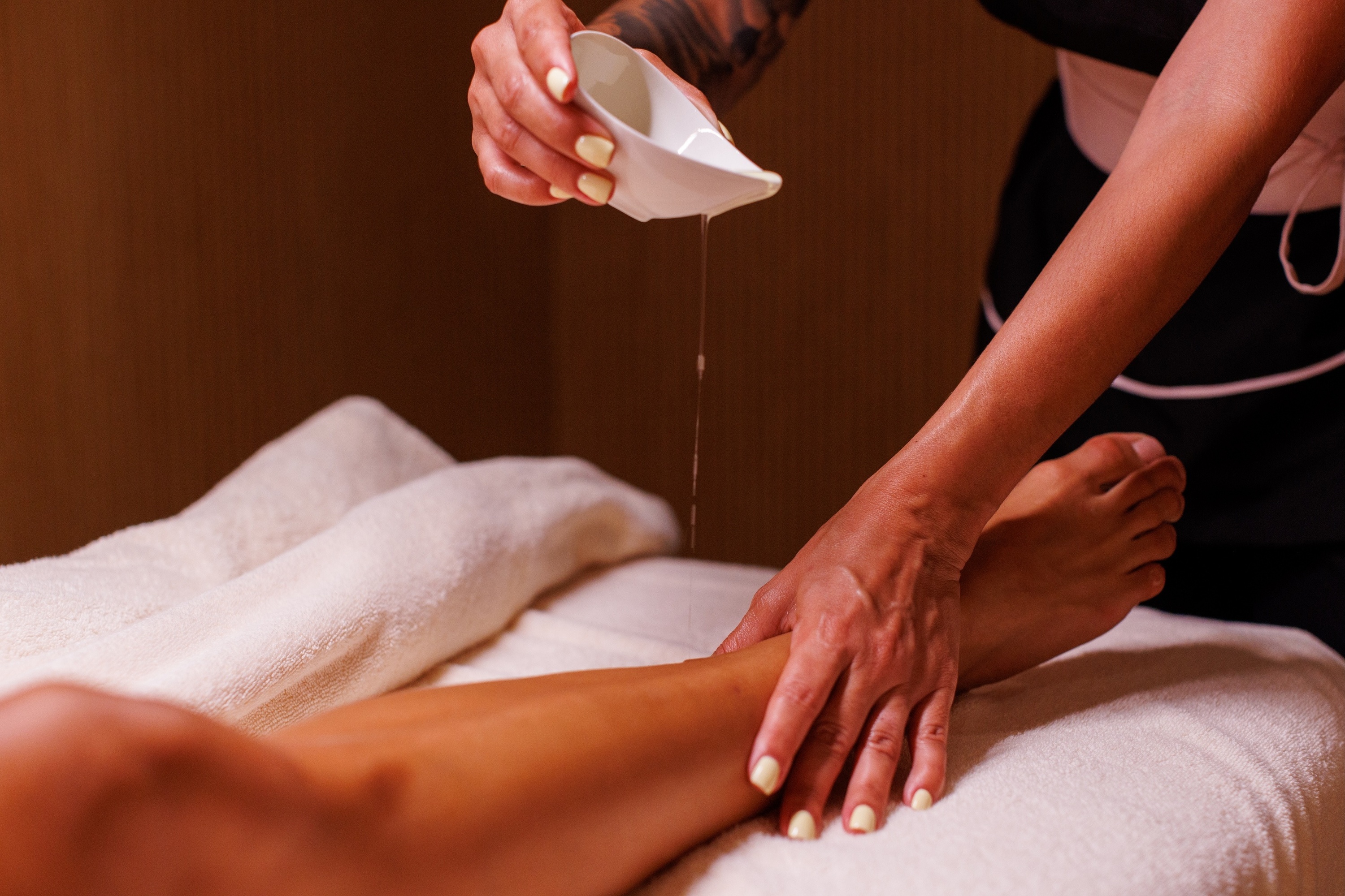 uma mulher está recebendo um massagem na mão