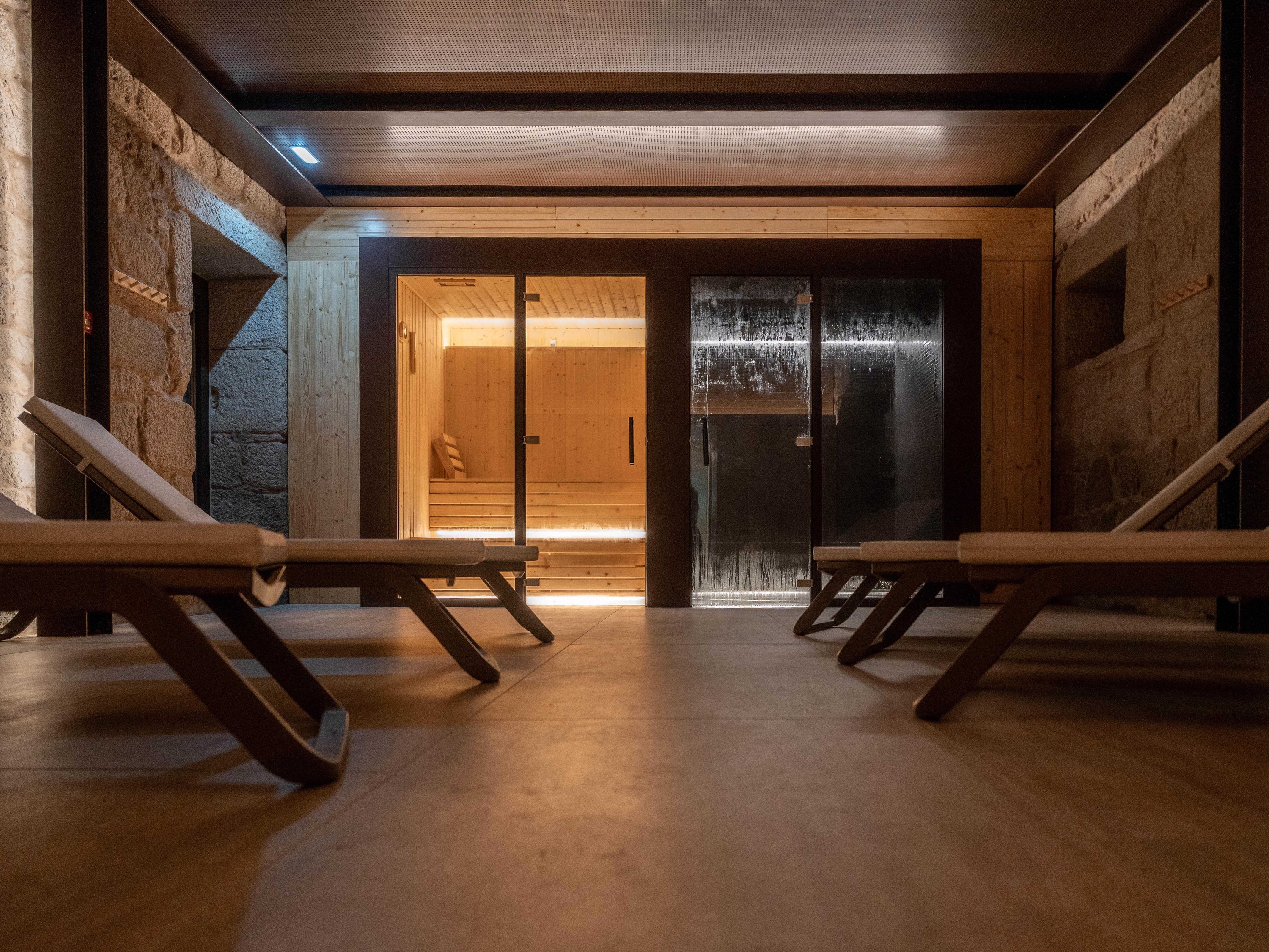 uma sala de recepção com um balcão de mármore e piso de madeira