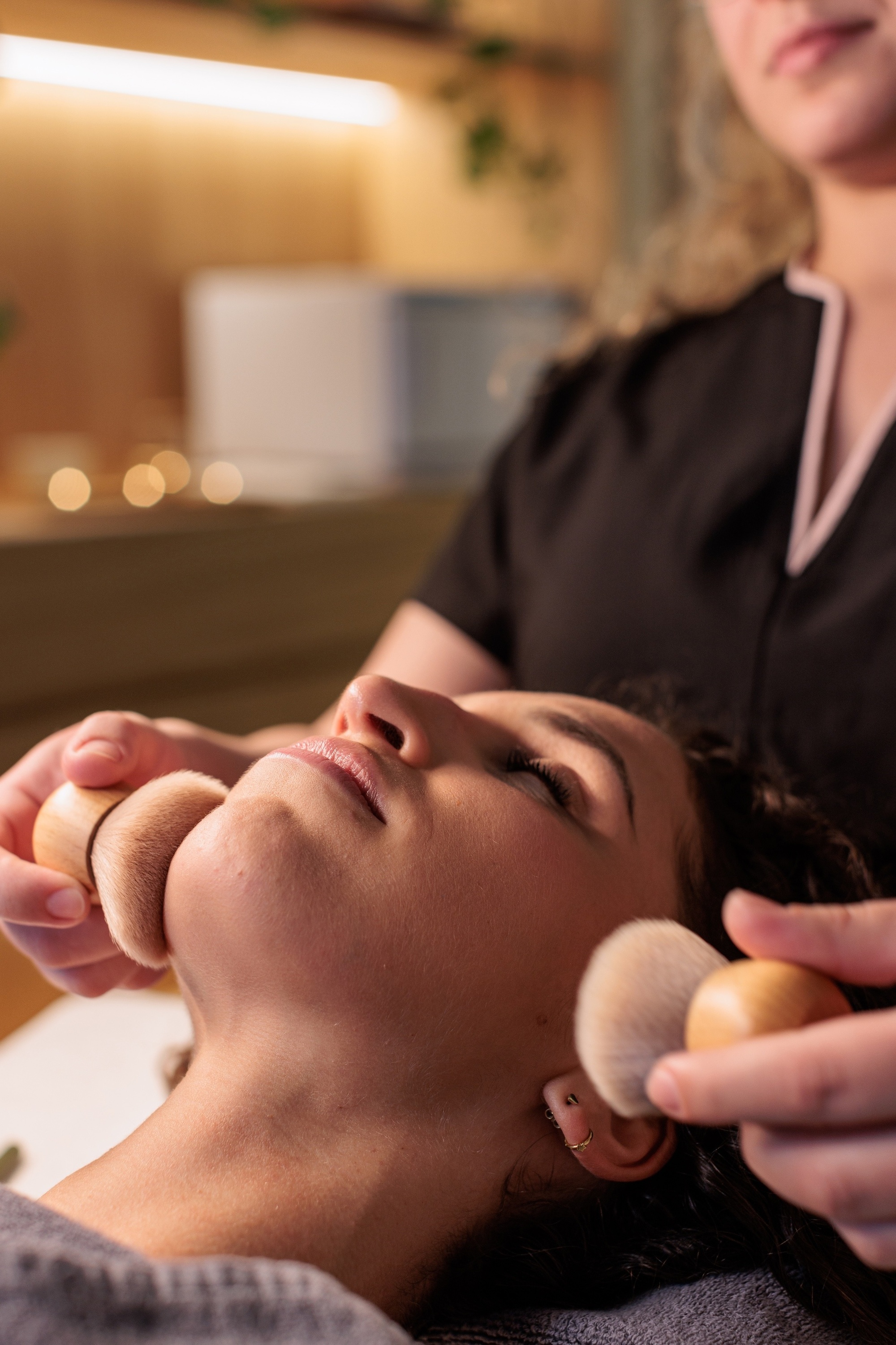 uma mulher está recebendo um massagem na mão