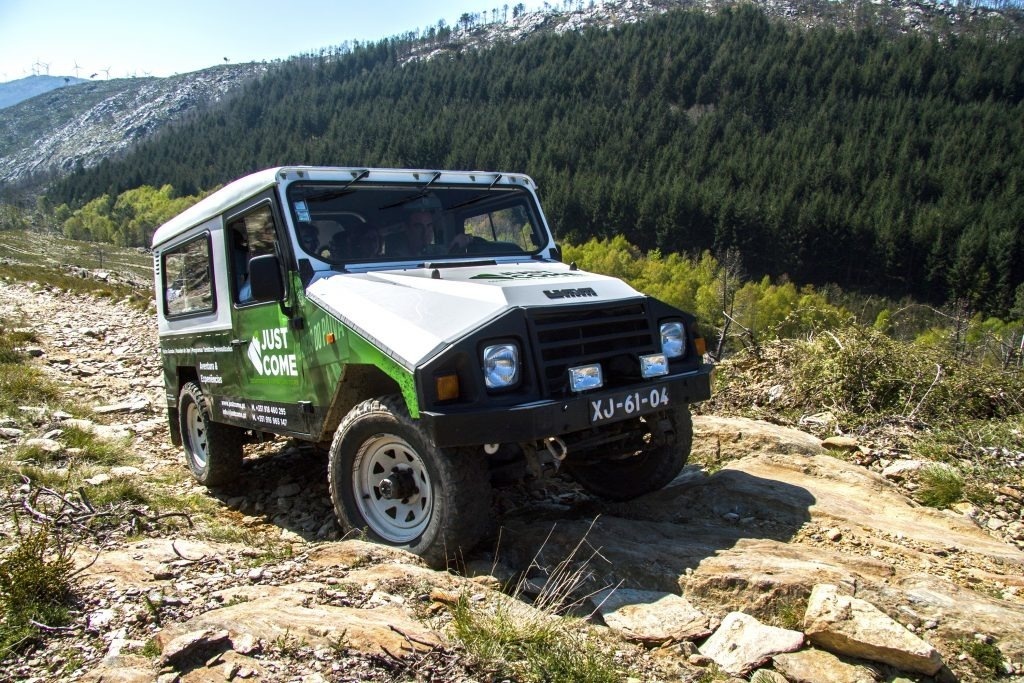 alguns barcos estão ancorados ao lado de um canal