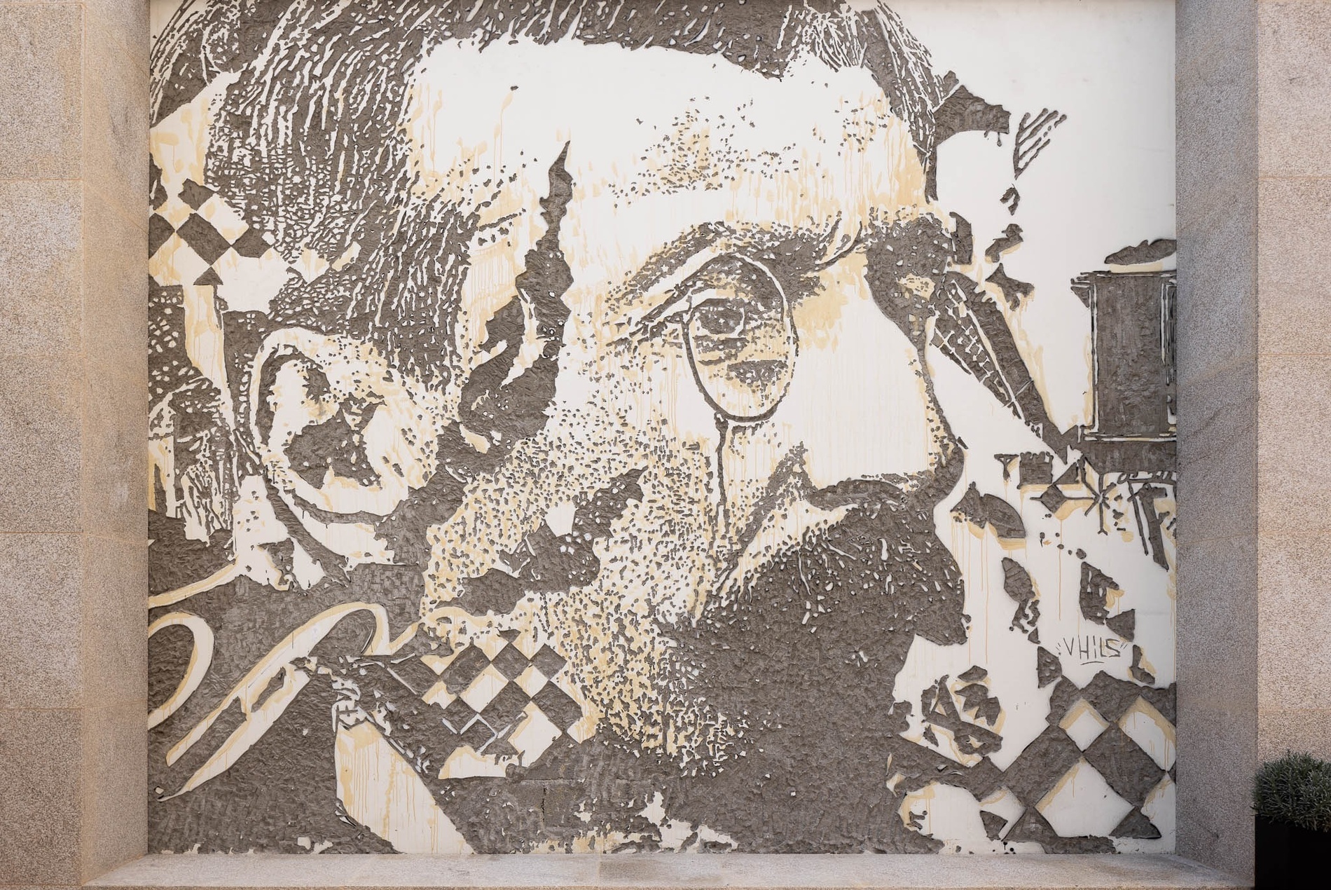 un patio con mesas y sillas y una piscina en el fondo