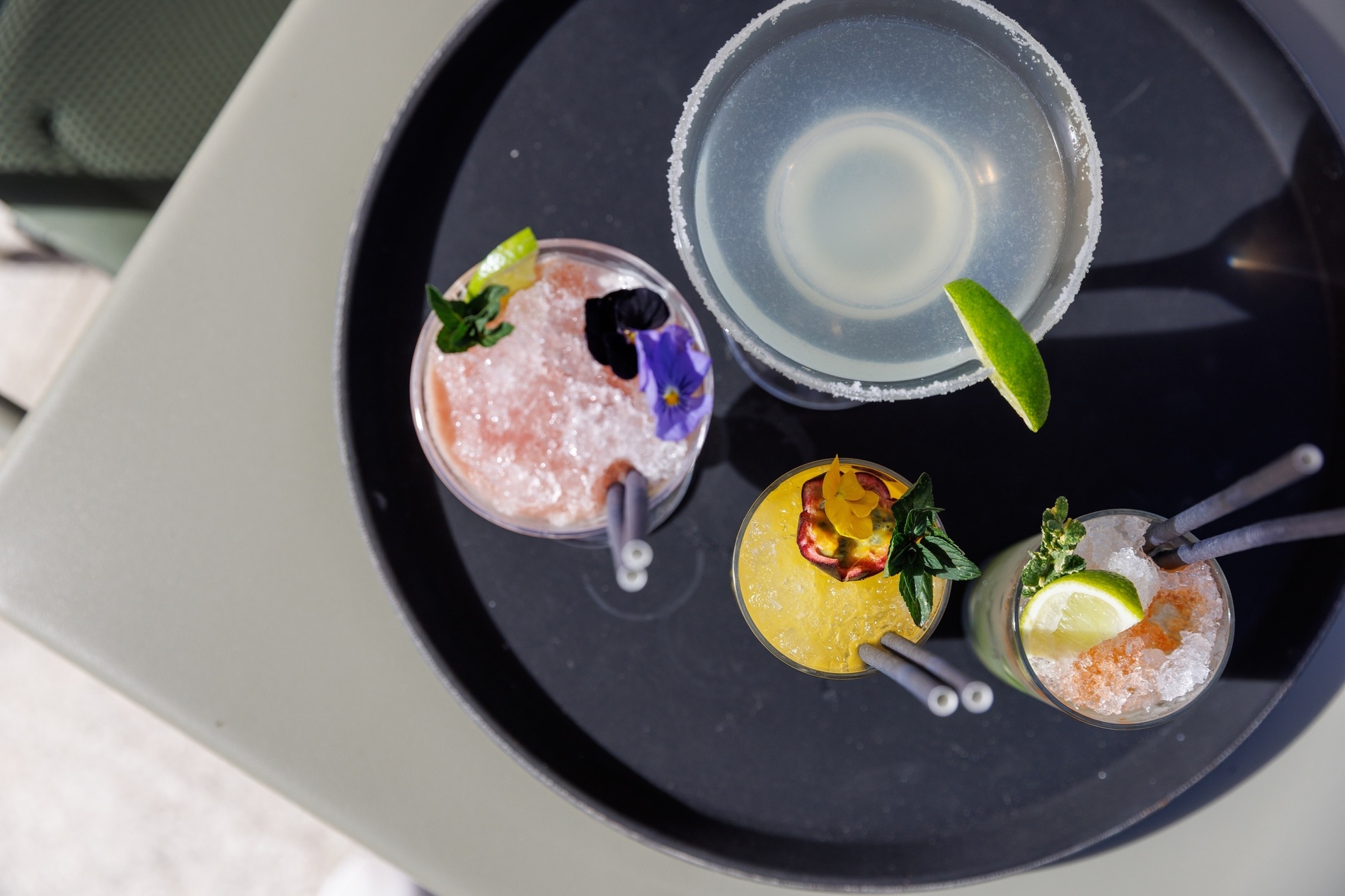 Dos personas brindan con copas de champán o cava, con luces bokeh cálidas de fondo que crean un ambiente festivo.