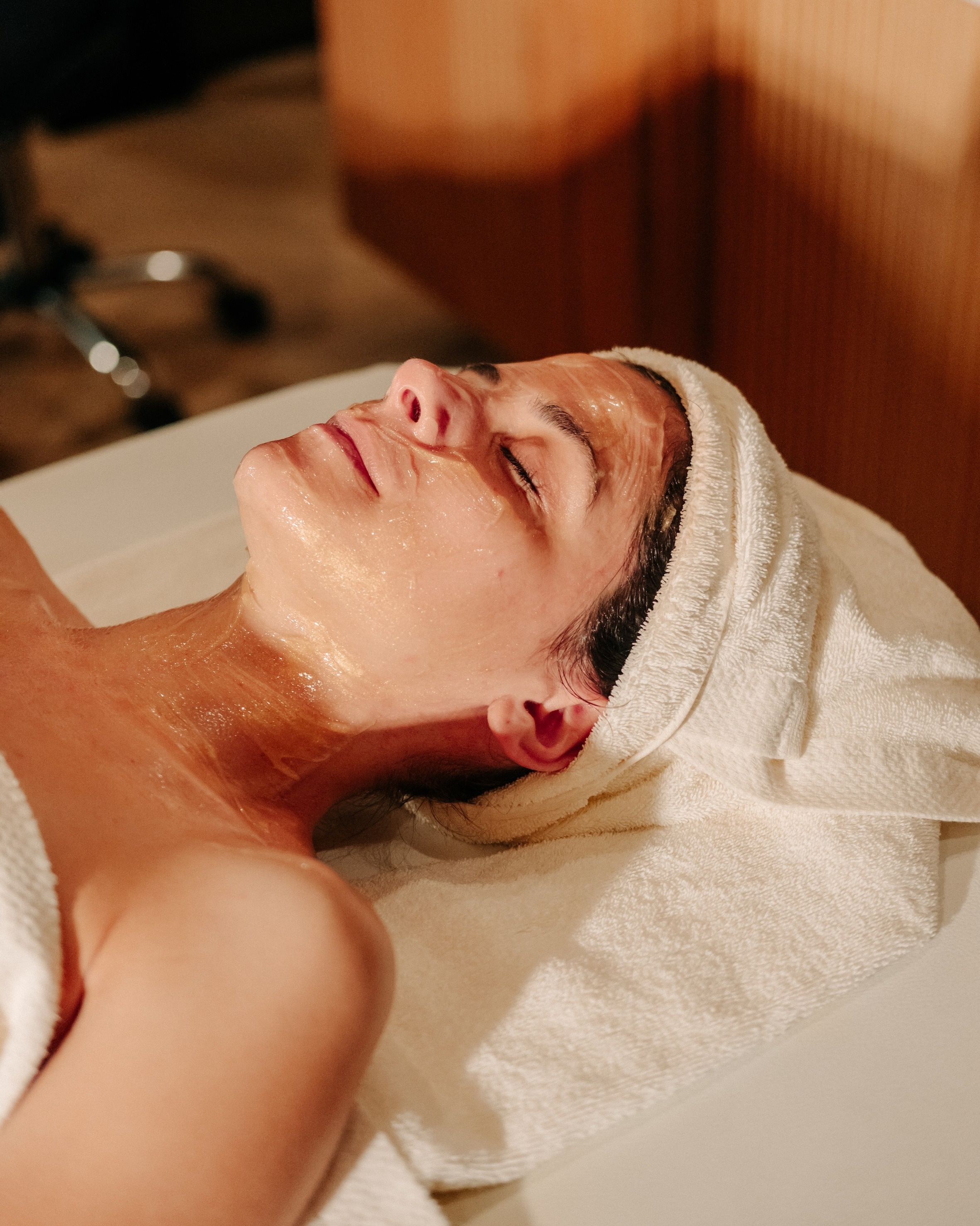 uma pessoa está recebendo um massagem com uma pedra preta