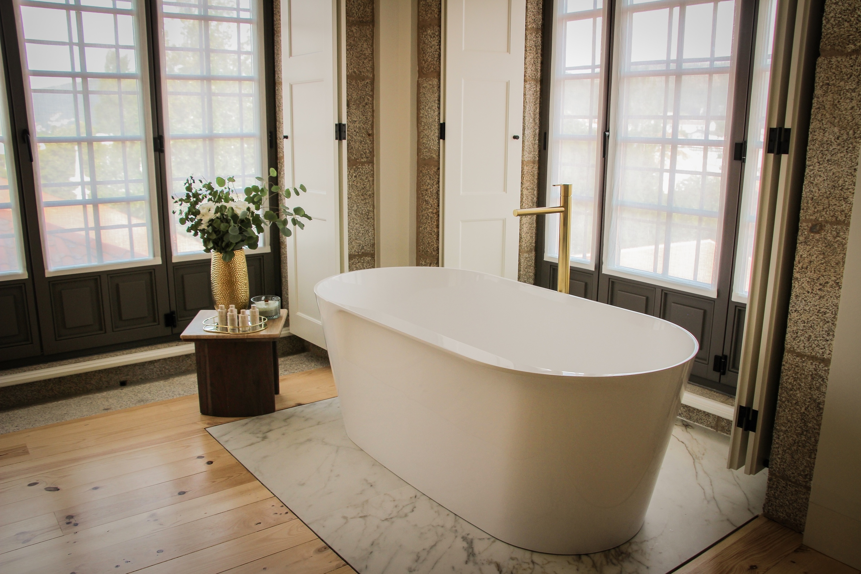 uma sala de estar com sofá branco e cadeiras