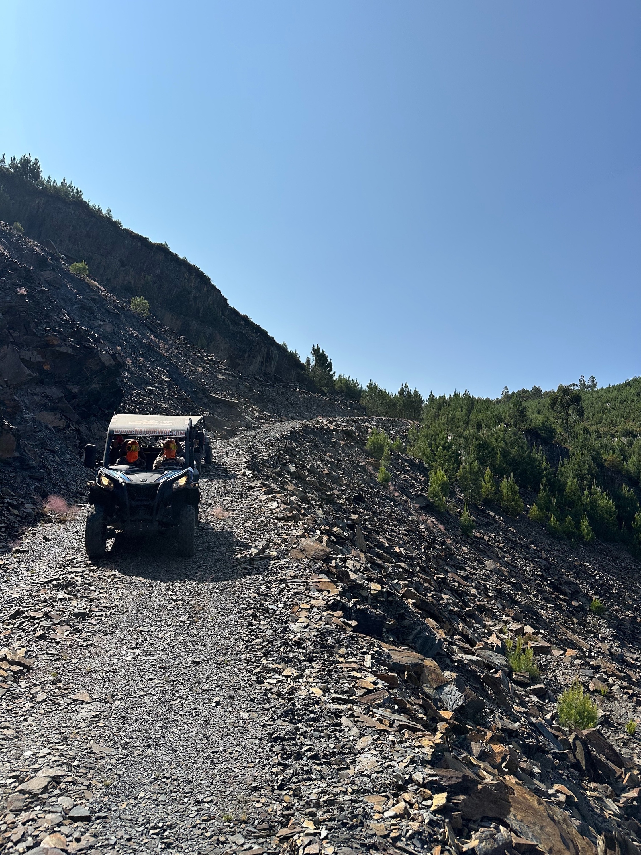 alguns barcos estão ancorados ao lado de um canal