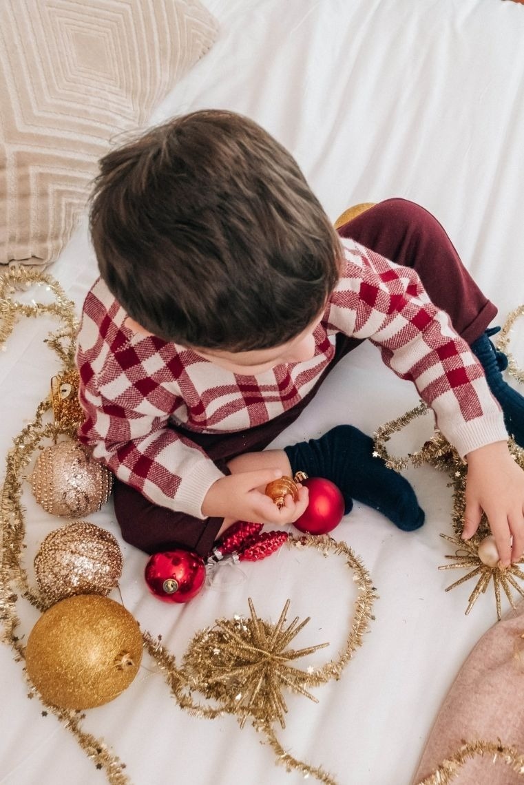 um grupo de pessoas conversando em frente a uma mesa de comida