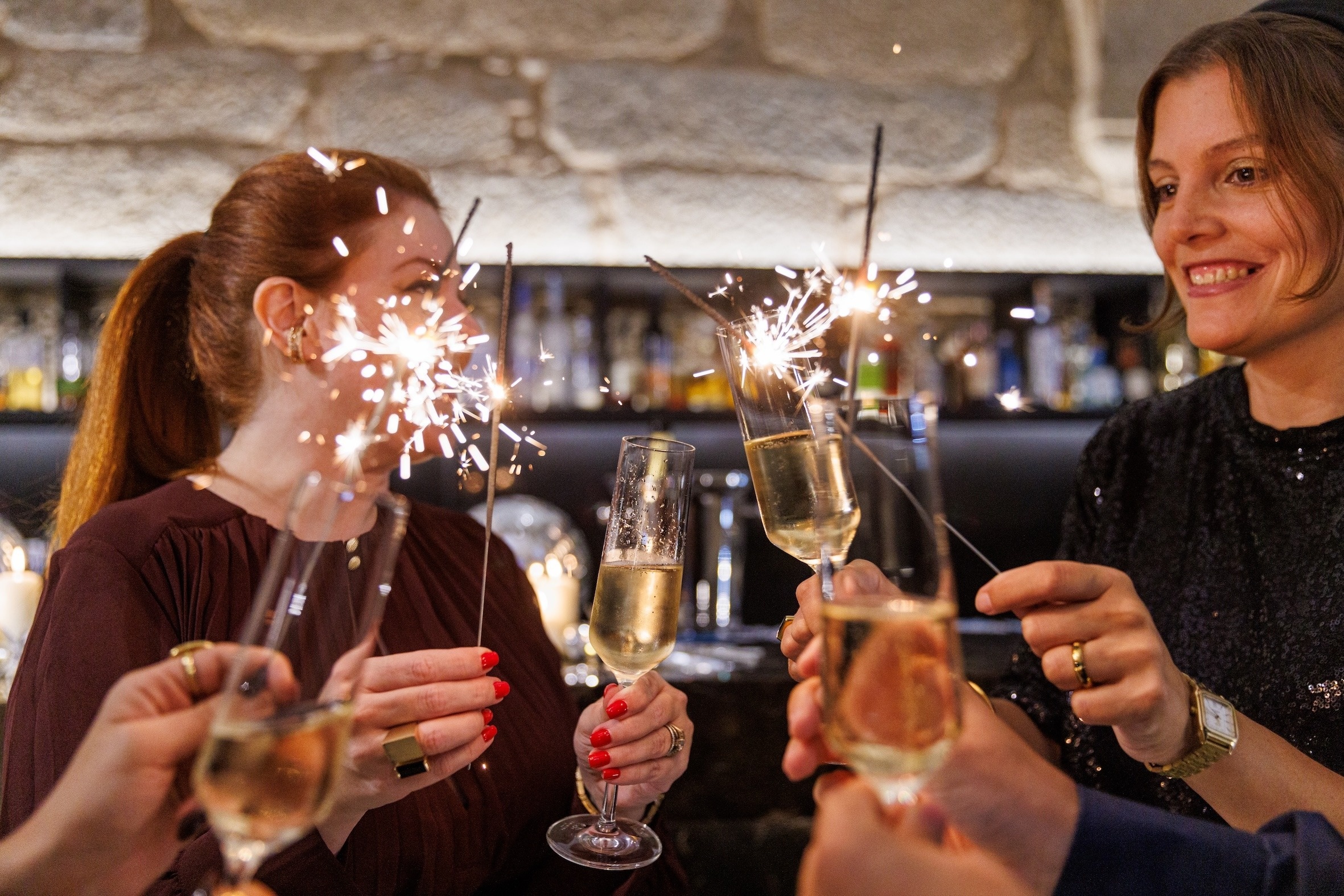 una novia y un novio sostienen anillos de boda en sus manos