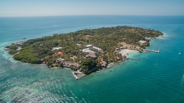 una vista aérea de una pequeña isla en medio del océano