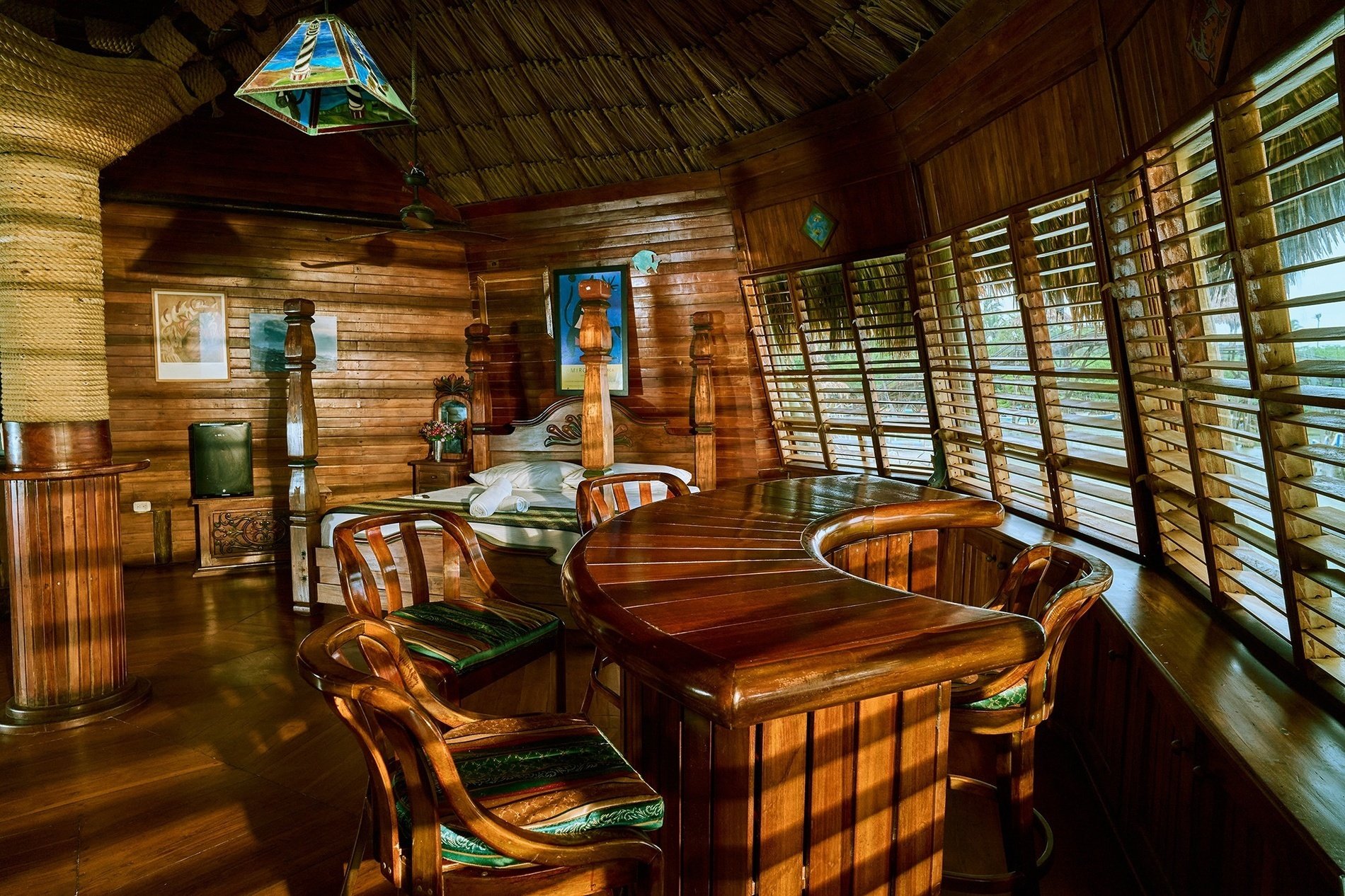 une pièce en bois avec un bar en bois et des chaises