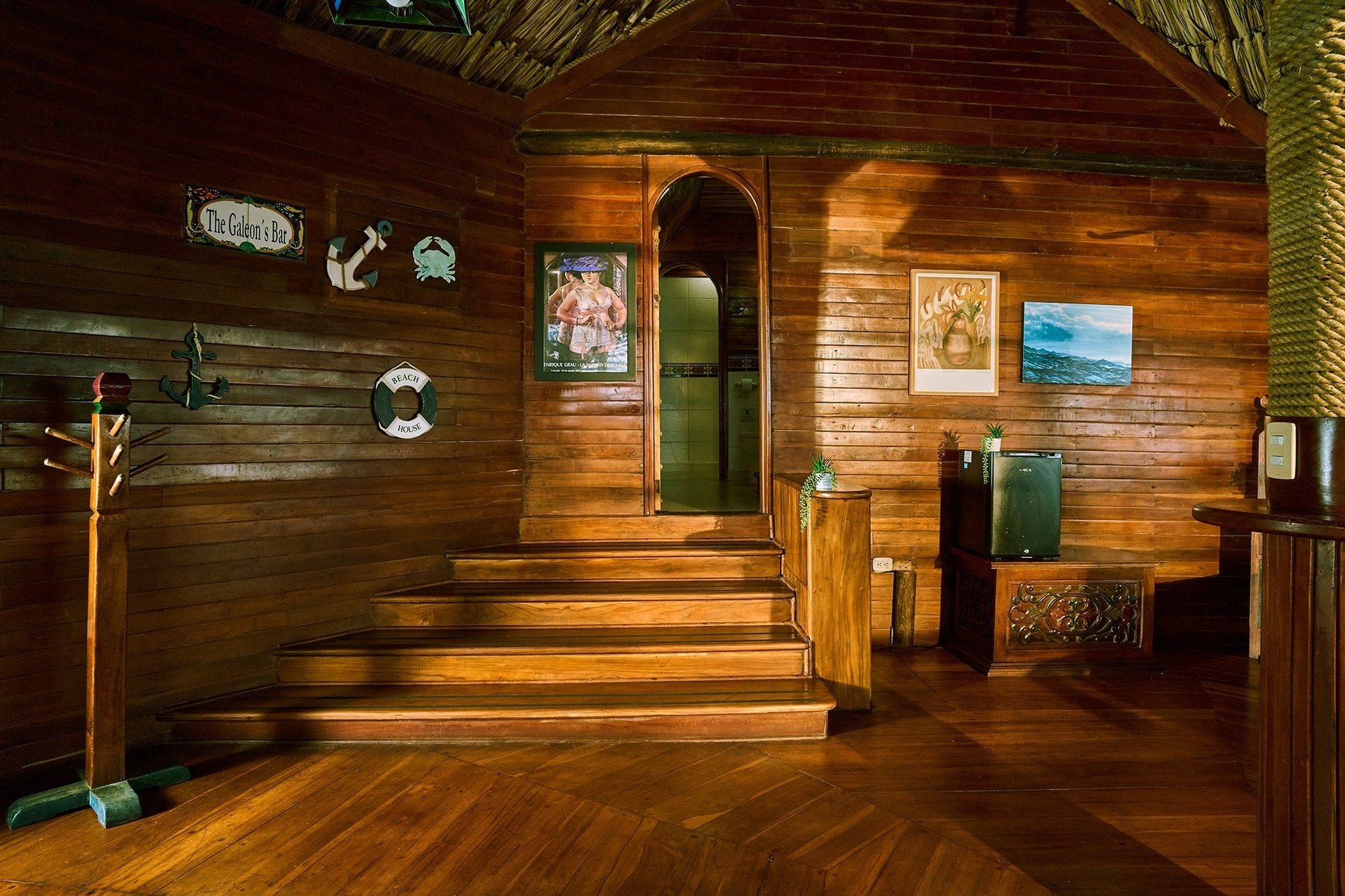 un escalier en bois dans une maison en bois avec un panneau sur le mur qui dit 