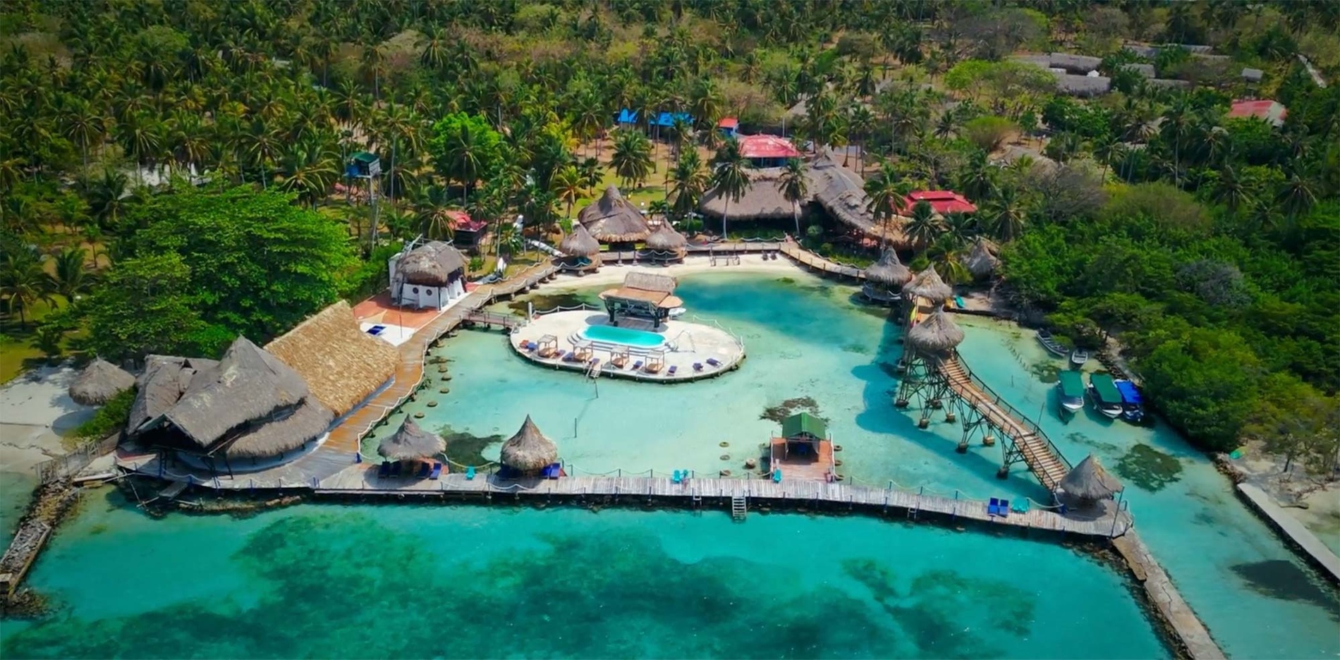 una vista aérea de un complejo turístico en el océano