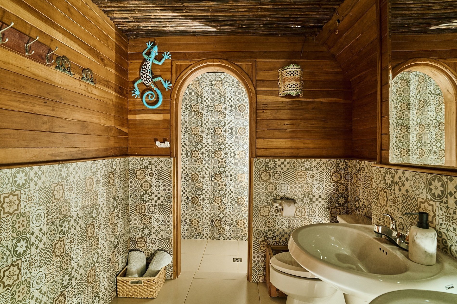 un lavabo y un inodoro en un baño de madera